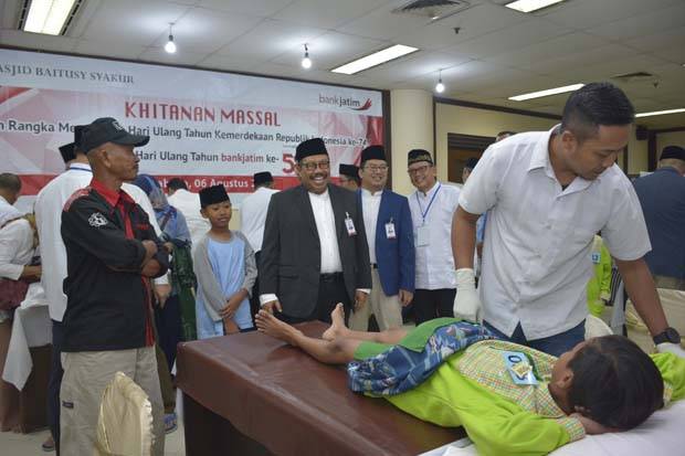 230 Anak Ikuti Sunatan Massal HUT ke-58 Bank Jatim