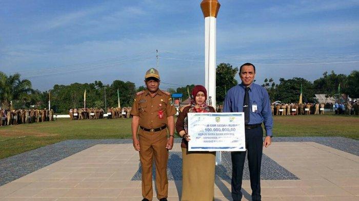 Bank Kalsel Cabang Paringin Serahkan Program CSR Bedah Rumah