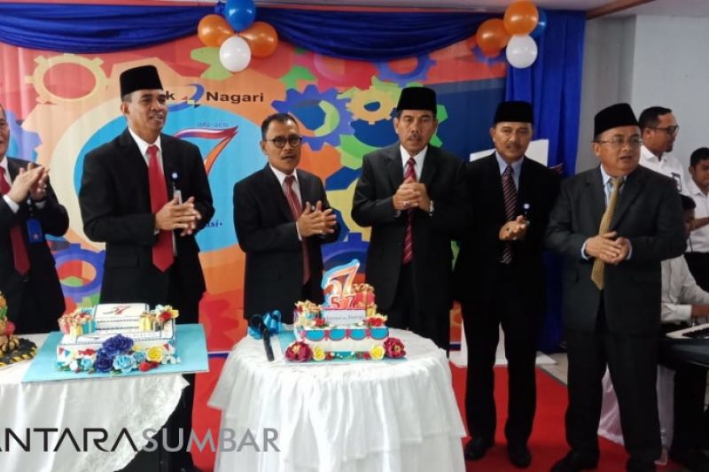 HUT Bank Nagari ke-57 meriah dan bertabur penghargaan, maskot baru diluncurkan