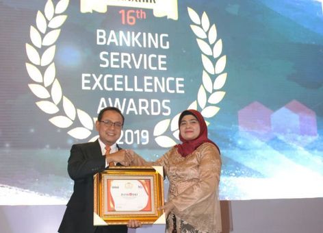 Penerimaan Penghargaan sebagai Peringkat 3 Layanan Prima Kelompok Bank Pembangunan Daerah se-Indonesia